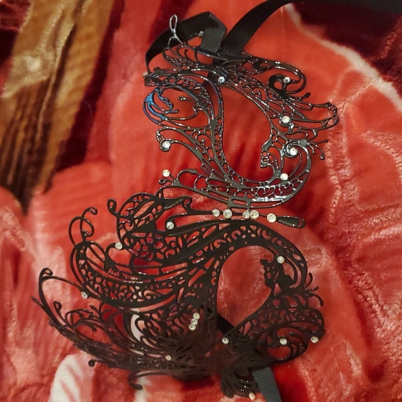 Brand new masquerade masks - Picture 4 of 4